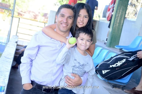 Miguel, Fernando y Valeria.