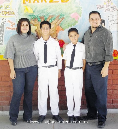 23042014 ALUMNOS DESTACADOS.  Ricardo Gabriel Fernández y Luis Mario Hernández con Fabiola Saucedo y Jesús Hernández.
