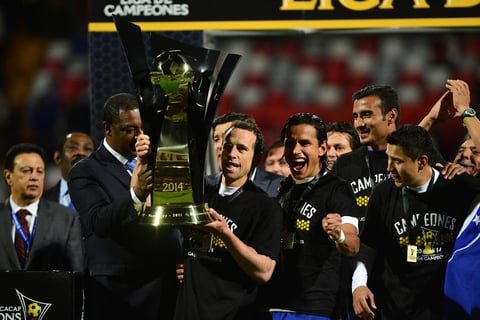 Gerardo Torrado levantó el trofeo de campeón.