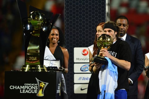 Mariano Pavone recibio el Balon de Oro de la Concachampions.