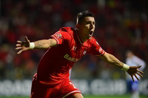 Pero Cardozo iba a vender cara la derrota. Para el segundo tiempo envió a su "as", Édgar Benítez, "El Pájaro" entró y voló. En una descolgada empató el marcador y los fantasmas comenzaron a volar sobre la casaca cementera.