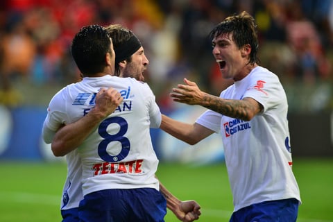 Y cayó el gol. Fabián se desatendió cuando fue por instrucciones a la banca, tanto que la defensa de Toluca se olvidó de él, error, porque vino el centro de Joao que le cayó a Marco, para que éste le pusiera medio gol a Pavone.