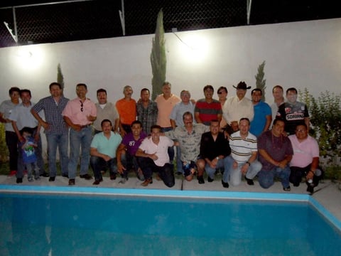 Arturo Galarza con amigos en el festejo de su cumpleaños.