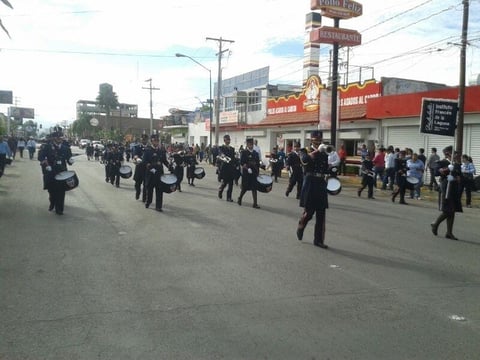 Banda de Guerra del Instituto Francés de La Laguna en desfile con memorativo de la Revolución Mexicana.