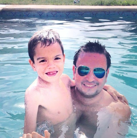 Jorge Mata, quien ayer cumplió años, con su hijo Diego, disfrutando las vacaciones.