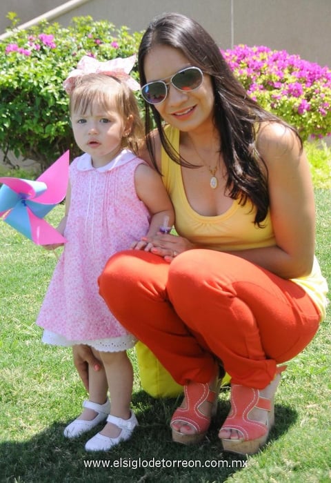 24042014 Valeria con su hija Vale.