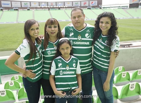 25042014 Paty y Jorge con sus hijos Brenda, Karla y Lizbeth.