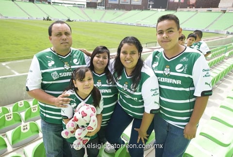 25042014 Mario y Coco con sus hijos Gerardo, Lupita y Paty.