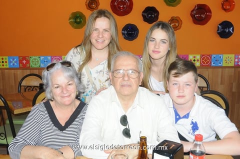 26042014 Aurora, Tita, Sergio, Charly y Aurora.