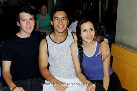 26042014 EN EL CAFE.  Javir, Ray y Alexa.