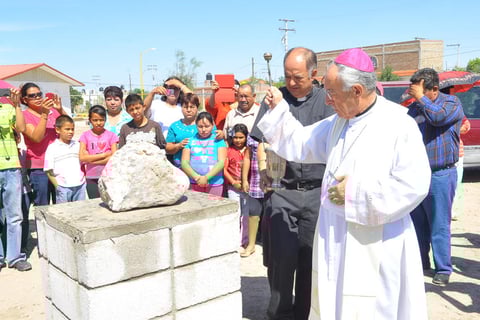 Después de nueve años de trabajo y esfuerzo para conseguir un lugar donde se erigiera un templo con el nombre del ahora Santo, Juan Pablo II, por fin se cristalizó el arranque de la obra y el obispo de Torreón bendijo la colocación de la primera piedra.
