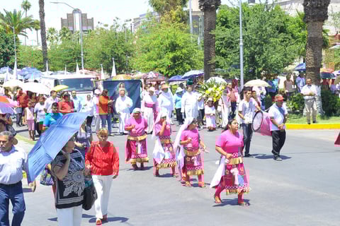 Grupos de danzantes se hicieron presentes en la peregrinación.