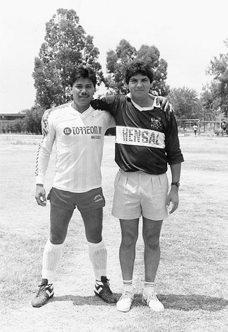 Roberto Saláis Torres y Cosme “El Pato” Sánchez del equipo Cossmar-Torreón, posando para la foto hace varias décadas.