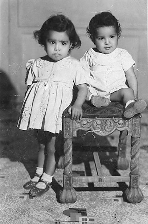 Los hermanitos Gloria y Enrique Soto Reyes en una foto de estudio en 1946.