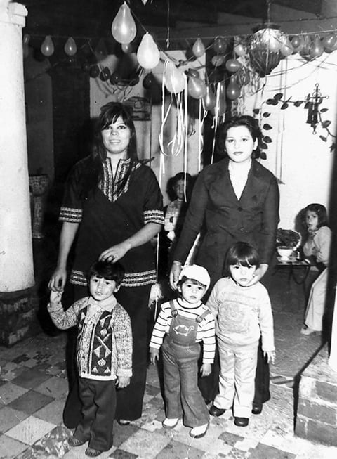 Rosario Rodríguez de Zugasti y Lupita Caballero con los niños Raúl Zugasti Rodríguez, Paty y Quico Muñoz Caballero, en 1975
