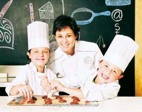27042014 Olivier y Matthieu Lombard disfrutan el Día del Niño al ser los cómplices de su mamá, Alexandra Rendón, para guisar juntos.