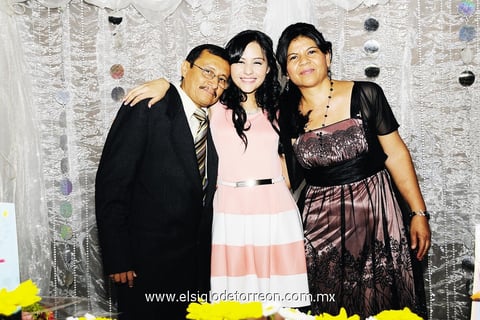 27042014 CUMPLE AñOS.  Diana con sus papás, Francisco y Silvia.