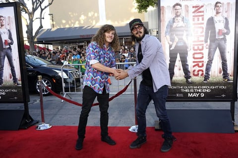 Los actores estadounidenses Blake Anderson  y Kyle Newacheck posaron juntos a su llegada al evento.