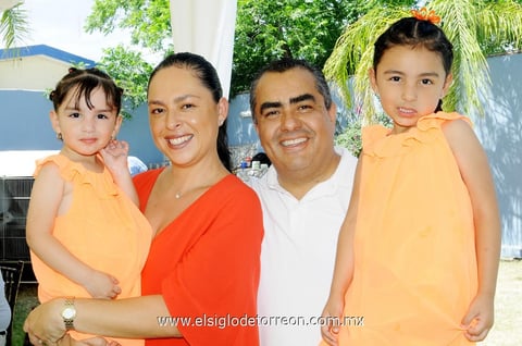 29042014 Norma y Gerardo con Camila y Renata.