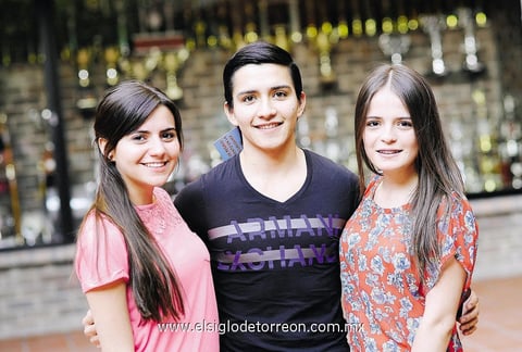 29042014 AMIGOS.  Mariana, Dennys y Mariana.