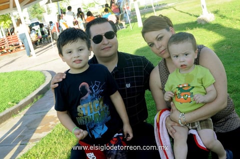 30042014 Miguel y Neyda con Luis Felipe y Miguel.