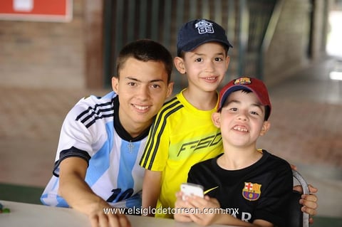 30042014 EN EL COLEGIO.  Antonio, Santi y Emilio.