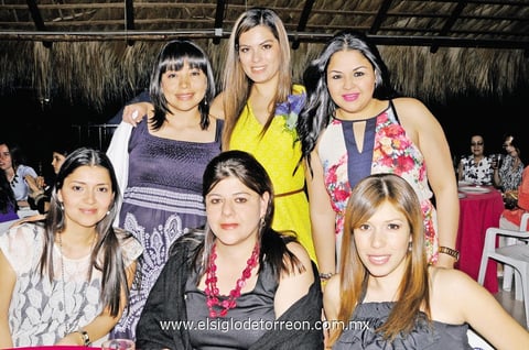 02052014 SE CASA EN BREVE.  Vanessa Olivas Román en compañía de sus amigas.