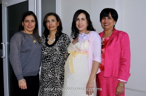 PRENATAL.  Susana Duhne de Herrera con las organizadoras de su recepción Ana Isabel Govea, María Antonieta Govea y Marcela Govea.