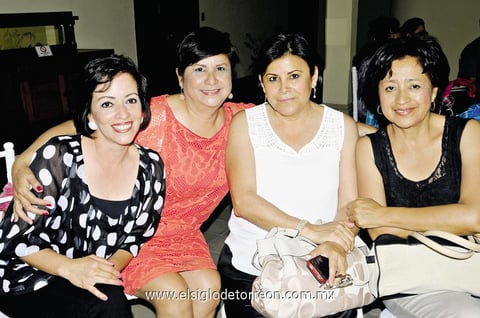 ENTRE AMIGAS.  Ángeles, Maye, Conchis y Horte.