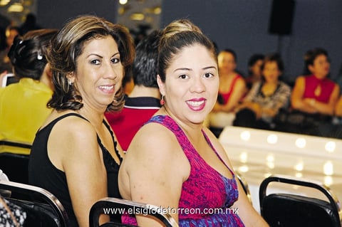 EN DESFILE DE MODAS.  Aída y Gema.