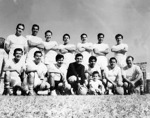 Equipo de futbol Santos Locutores en 1960: Armando Navarro, Martín Tovar, Héctor Gómez, Salvador Pulido, Adán Vázquez, Humberto Sotomayor, Mario Nolasco, Gustavo Torres, Héctor López Quiñones y Alonso Gómez Uranga, entre otros.