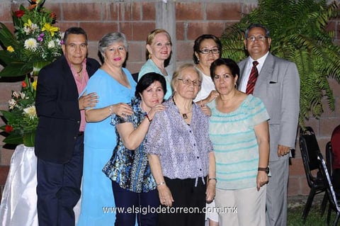 04052014 La bonita festejada en compañía de sus familiares.