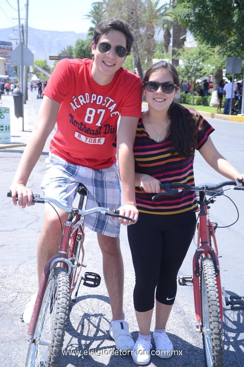 ASISTEN A PASEO COLóN.  Patricio y Marcela.