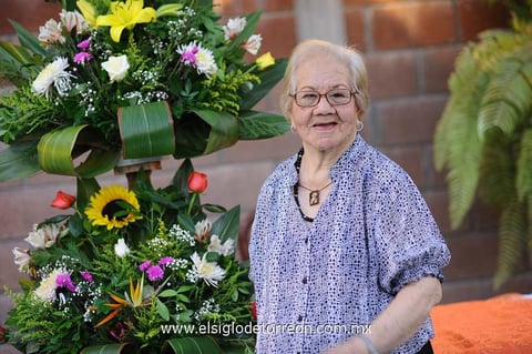 Sra. María Inés Valles, luciendo muy feliz en su fiesta de cumpleaños.- Érick Sotomayor Fotografía.