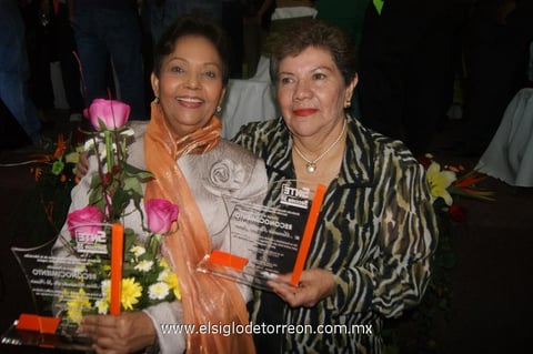 FELICES.  Silvia Hernández y Manuelita Gómez en reciente evento social.