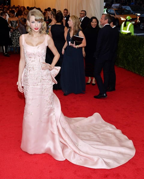 La cantante estadounidense Taylor Swift lució su belleza ante los medios en la alfombra roja.
