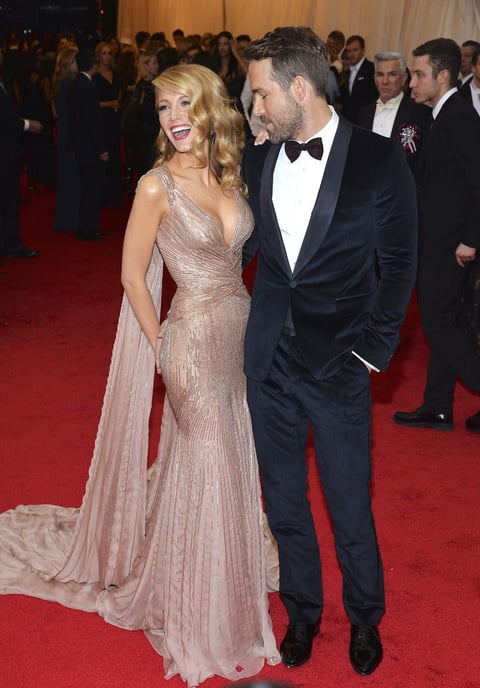 La actriz estadounidense Blake Lively  y su esposo, el actor canadiense Ryan Reynolds desfilaron juntos por la alfombra roja.