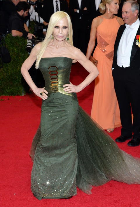Donatella Versace no podía faltar a la gala benéfica que se realiza en Museo de Arte Moderno de Nueva York.
