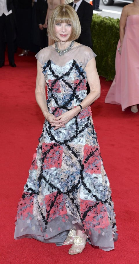 La editora de Vogue en Estados Unidos, Anna Wintour, alma mater de esta ceremonia, volvía a optar por la discreción de un Chanel con estampado floral, y las que mejor lucieron la virguería y la estructura arquitectónica que legó James a la moda fueron las modelos profesionales.