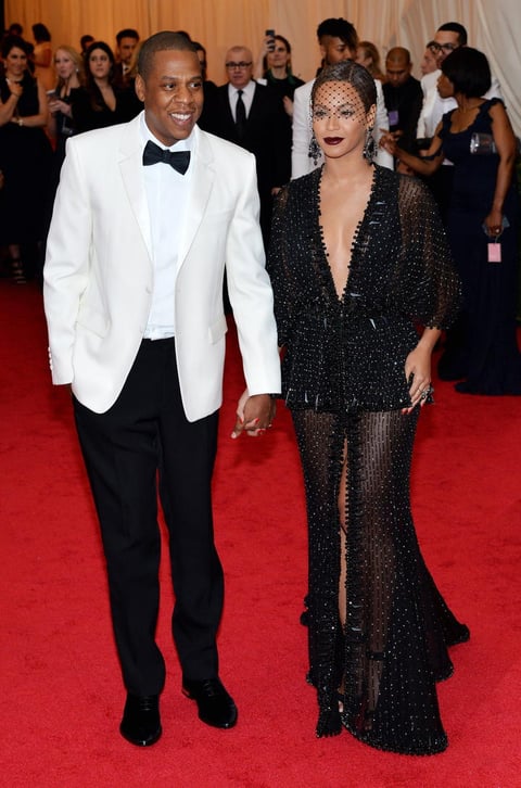 Finalmente, Beyoncé, que el año pasado ya, como madrina de la ceremonia, desoyó los mandatos del "punk", optó ahora por un "look" de luto de los años 20 junto a su marido Jay Z.