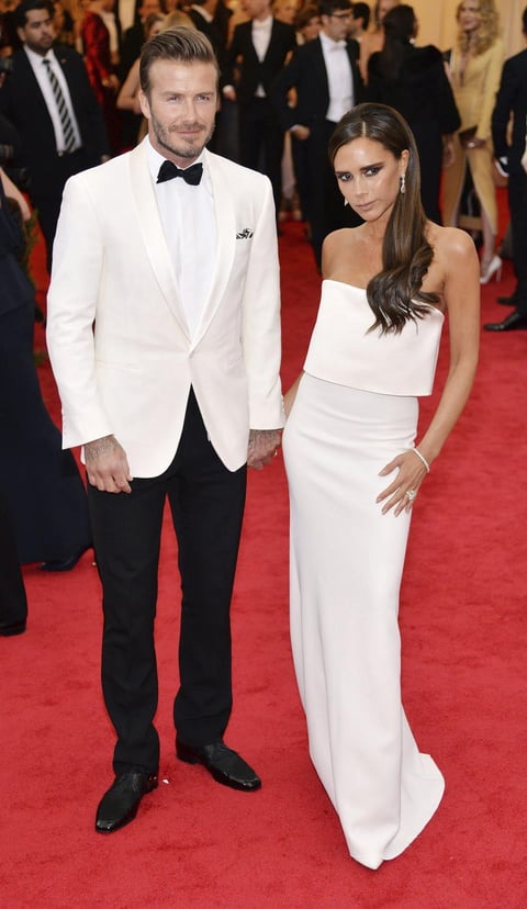 Tras romper el protocolo en nombre del "punk" el año pasado, la alfombra roja de la gala Met impuso hoy la sofisticación "old school" y la arquitectura textil de su homenajeado este año, el diseñador Charles James, pero Lupita Nyong'o, Beyonce o Cara Delevingne se salieron por la tangente.