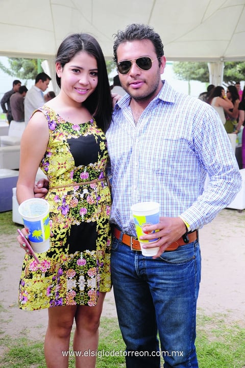 07052014 POSAN PARA LA FOTO.  Melissa y Enrique.