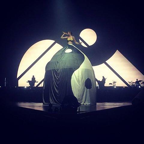 Katy compartió también una fotografía de los ensayos de su gira con un vestido gigante.