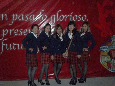 Daniela Jaramillo, Rubí Crispín, Naila Sharom, Paola Cortés y Liby Franco, festejando el 40 aniversario de la Escuela Normal de Torreón.