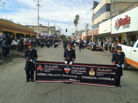 Banda de guerra del Instituto Francés de La Laguna desfilando en Gómez Palacio, Durango.