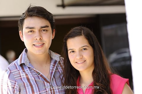 09052014 POSAN PARA LA FOTO.  Eduardo y Lorena.