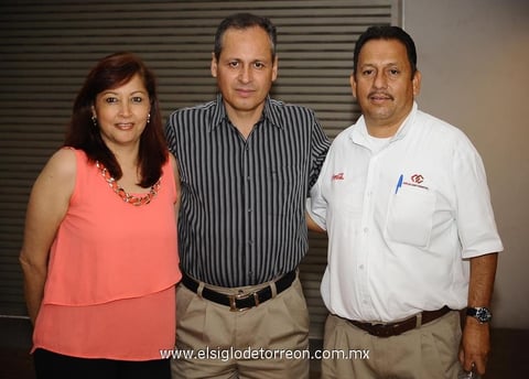 09052014 ENTRE AMIGOS.  María Luisa, Jaime y Armando.