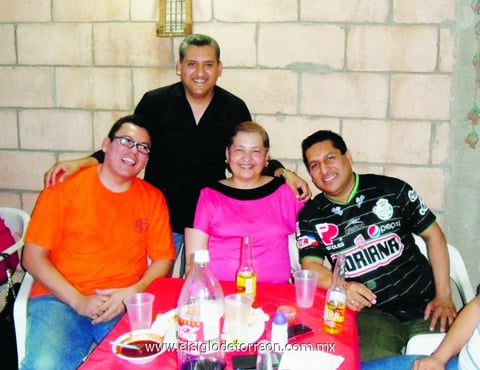 09052014 EN RECIENTE FESTEJO.  Manuel Mancha, Aracely Talamantes, Manuel Delgado y Ángel García.