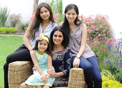 10052014 Claudia con sus hijas Alejandra, Camila y Laura.
