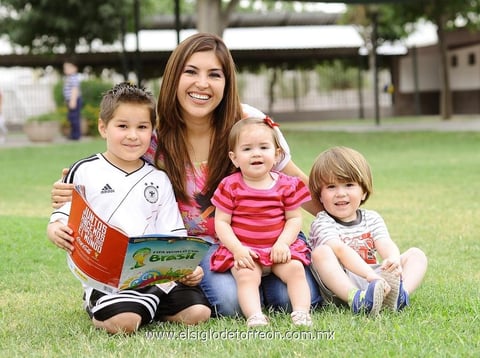 10052014 Mirvat con sus hijos Sarah y Marcos.